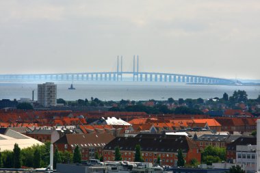 Köprünün diğer tarafında Öresund Kopenhag Danimarka ve Malmo Swe arasında