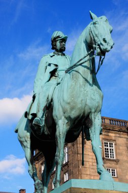 Kral Frederik VII Chris önünde atlı heykeli
