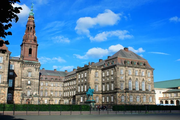 A estátua equestre do Rei Frederik VII em frente ao Chris — Fotografia de Stock