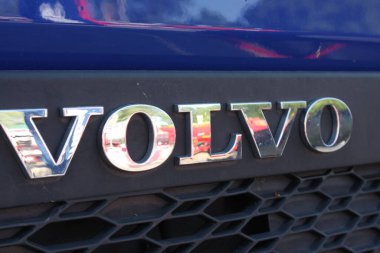 Kamyondaki Volvo marka.