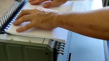 Kırpma yolu olan tarak klasörü makinesindeki işçiler - zaman ayarlı