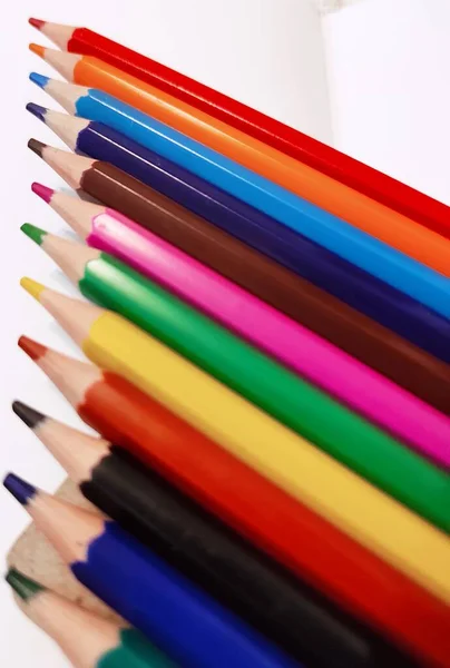 多彩的铅笔排成一排 — 图库照片