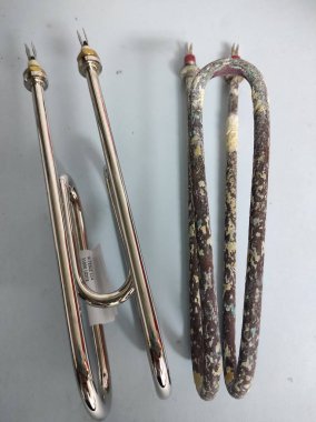 Çamaşır makinesi ya da su ısıtıcısından yeni ve kullanılmış elektrikli ısıtıcının yakın çekim görüntüleri.