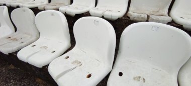 Stadyum sandalyelerinde holigan hasarı