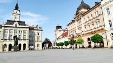 Novi Sad 'daki özgürlük meydanı kemer ve mimari görüşü, Sırbistan' ın Voyvodina bölgesi ve belediye binası