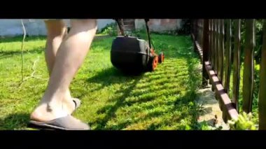 Yeşil Çimen Kesen Hareket Eden Turuncu Çim Taşıyıcı