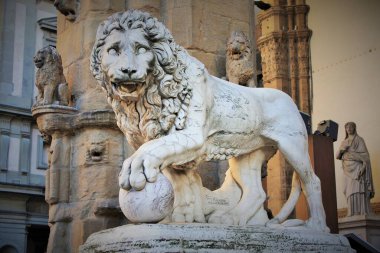 Floransa, Toskana, İtalya: Piazza della Signoria 'da eski bir aslan heykeli, tek pençeli bir aslanı tasvir eden heykel
