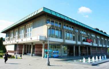 Sırbistan Ulusal Kütüphanesi, Sırbistan 'ın başkenti Belgrad' da bulunan ulusal kütüphanesidir. Sırbistan 'ın en büyük kütüphanesi ve en eski kurumu..
