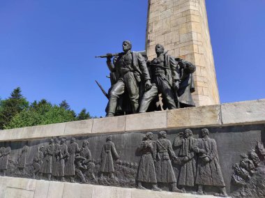 Iriki venac - Sırbistan 'daki Sloboda (Özgürlük) anıtı. 2. Dünya Savaşı 'nda ölen askerlerin onuruna ve faşizme karşı verilen Ulusal Kurtuluş mücadelesinin bir sembolü olarak yetiştirildi..