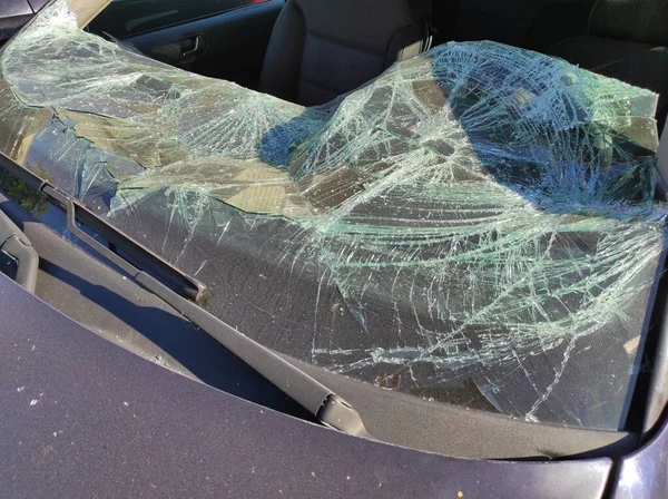 破碎的前汽车玻璃 — 图库照片