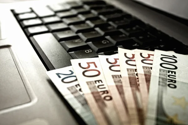 Geld und Laptop — Stockfoto