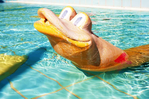 Juguete de serpiente en la piscina para niños —  Fotos de Stock