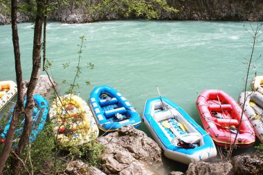 Tekneler Tara hızlı nehirde rafting