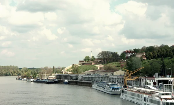 Porto de Belgrado com vista para a fortaleza de Kalemegdan — Fotografia de Stock