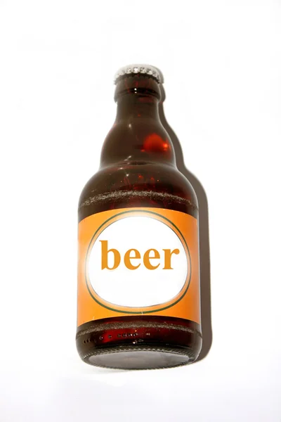 Één enkele bierfles — Stockfoto
