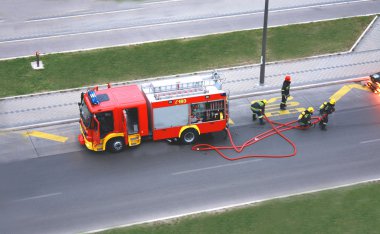 Yangın tatbikatı ile ateşe karşılık bir dört adam 