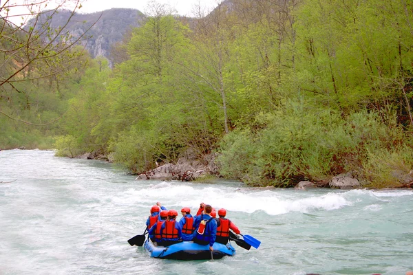 Race rafting op de snelle rivertara — Stockfoto