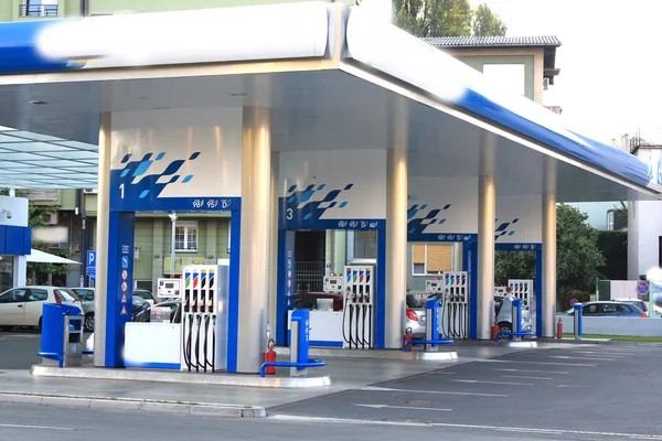 Benzin istasyonu şarj için yeterli alana sahip — Stok fotoğraf