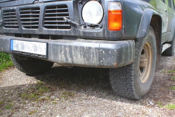 Jeep vechile auf der Forststraße — Stockfoto