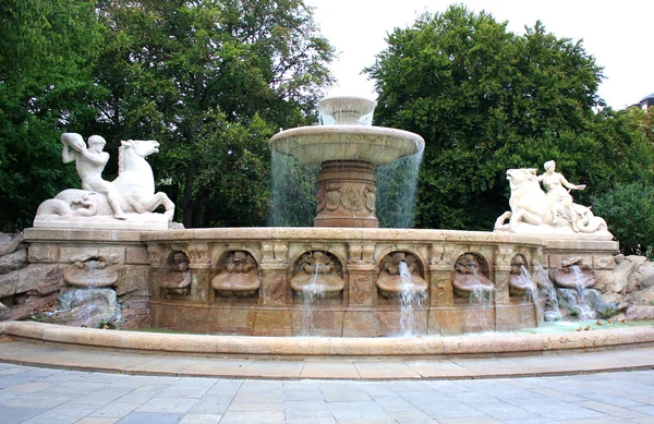 Fontana di Wittelsbach su Maximiliansplatz, Monaco di Baviera — Foto Stock