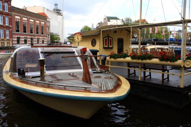 Amsterdam kanal ve tekne kenti ziyaret etmek için