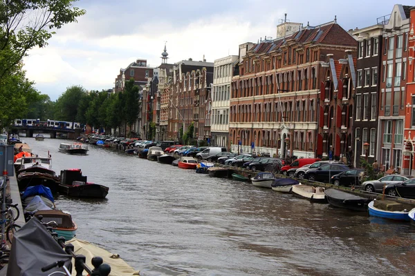 Canales holandeses en Amsterdam y arquitectura — Foto de Stock