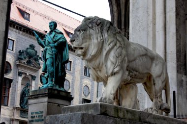 Münih, Almanya, Bavyera aslan heykeli önünde Feldherrnhalle