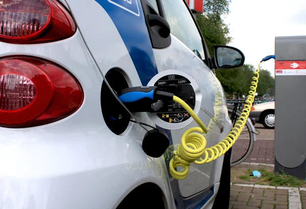 ケーブル電源で電気自動車 — ストック写真