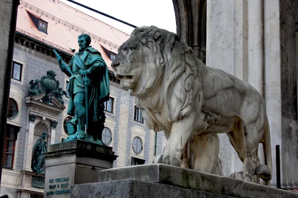 Monaco di Baviera, Germania, Statua del Leone Bavarese di fronte a Feldherrnhalle — Foto Stock