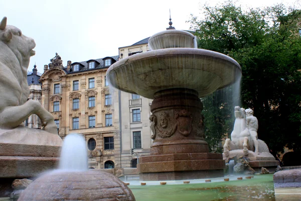 Fontana di Wittelsbach su Maximiliansplatz, Monaco di Baviera, Germania — Foto Stock