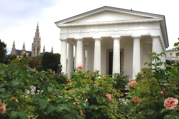 Храм Тесея в народном саду, Вена, Австрия — стоковое фото