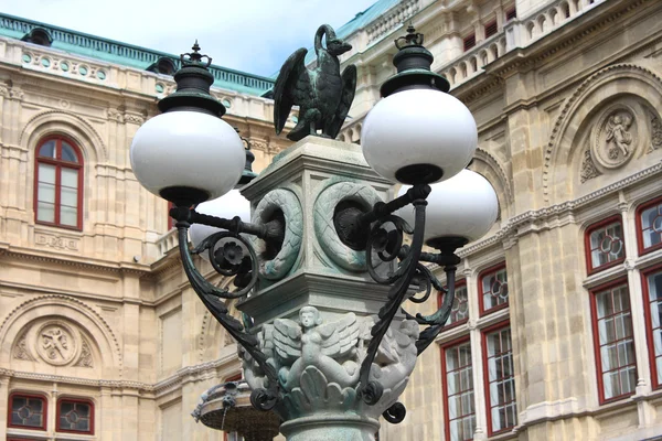 Decorazioni sulla lampada davanti all'Opera di Vienna — Foto Stock