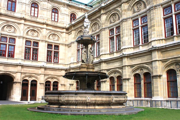 La fuente frente a la Ópera de Viena — Foto de Stock
