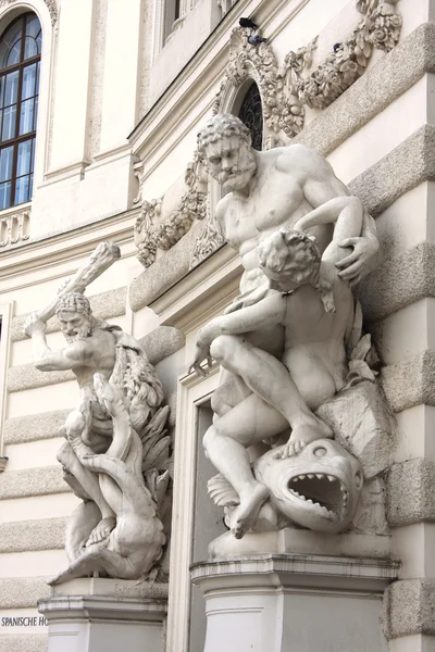 Echa un vistazo de cerca a una de las estatuas de Hofburg en Viena, Austria — Foto de Stock