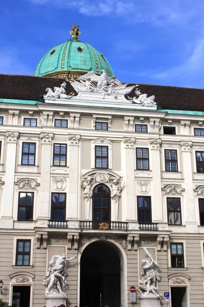 Palacio de Hofburg es el antiguo palacio imperial en el centro de Vi — Foto de Stock