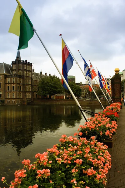 Le bandiere reali Binnenhof nel centro della città dell'Aia, vicino — Foto Stock