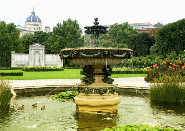 Бароко фонтан у елегантний, Відень — стокове фото