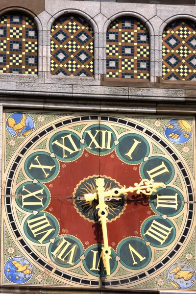 美丽的细节，用罗马数字阿姆斯特丹火车 s 上的时钟 — 图库照片