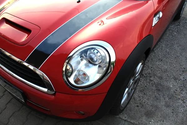 Aantrekkelijke rode sportauto met een donkere lijn — Stockfoto