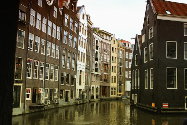 Amsterdam, canal de agua junto a las casas . — Foto de Stock