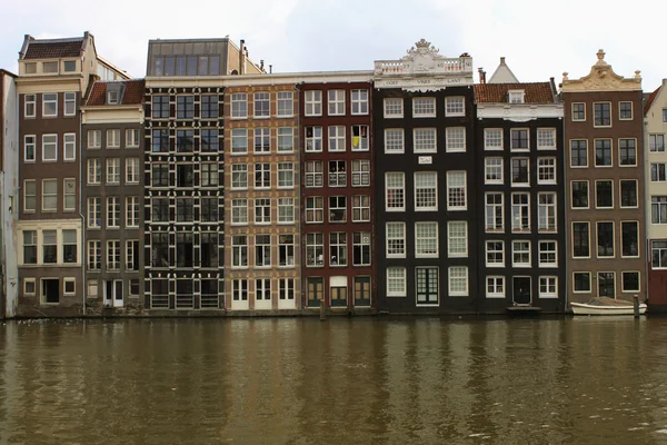 Amsterdam, canal de agua junto a las casas . — Foto de Stock