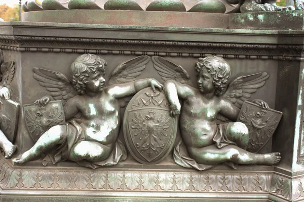 Little angels with the Austrian coat of arms, Vienna parliament — Stock Photo, Image