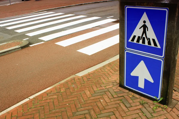 Schulgelände mit Hinweisschild für Fußgängerüberweg — Stockfoto
