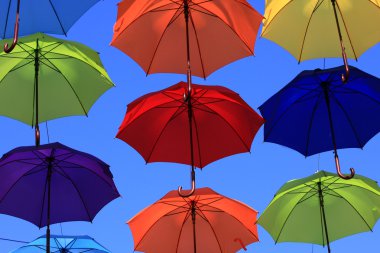 Mavi gökyüzü arka plan ile renkli kalpli balonlar