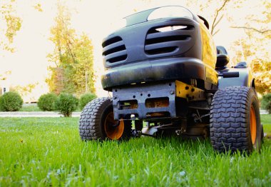 Çim çim traktörü