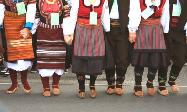 folklor grubudur--dan Serbia geleneksel kılığına girmiş pr