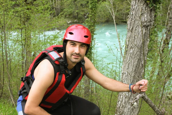 Yetişkin adam giyen su sporları ve rafting donanımları
