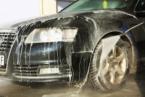 Πλύσιμο του αυτοκινήτου με ρέοντος νερού και αφρού. — Φωτογραφία Αρχείου