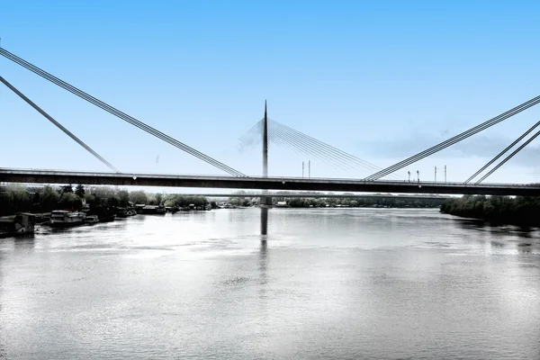 Deux ponts de Belgrade sur la rivière avec des tours — Photo