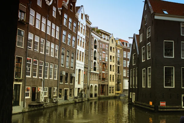 Amsterdam, canal de agua junto a las casas . — Foto de Stock